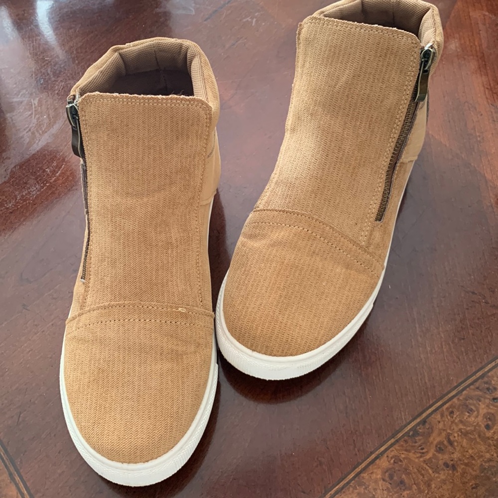 Women’s tan sneakers size 9